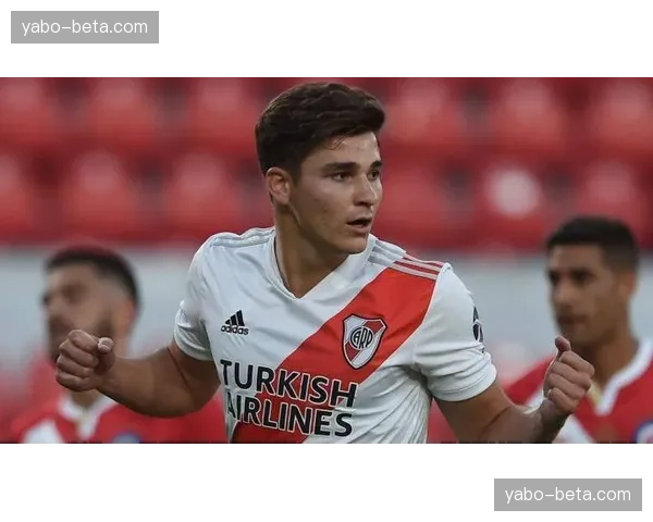 胡利安阿尔瓦雷斯 曼城前锋的跑动牵扯为梅西拉扯防守空间